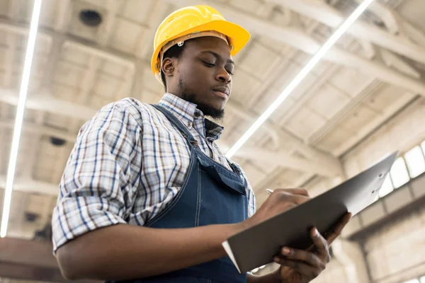 Portrait Taille Technicien Afro Américain Concentré Portant Une Chemise Carreaux — Photo