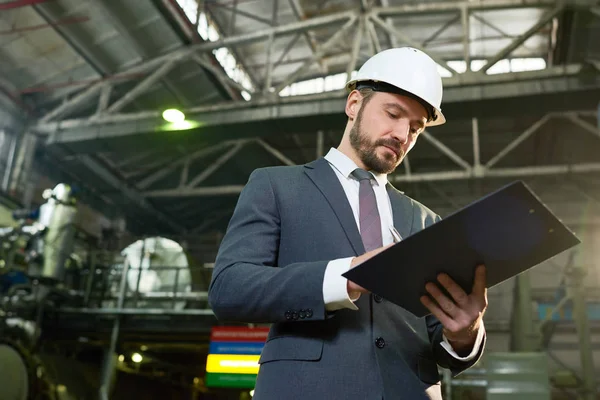 Låg Vinkel Midja Upp Porträtt Stilig Affärsman Holding Urklipp Och — Stockfoto