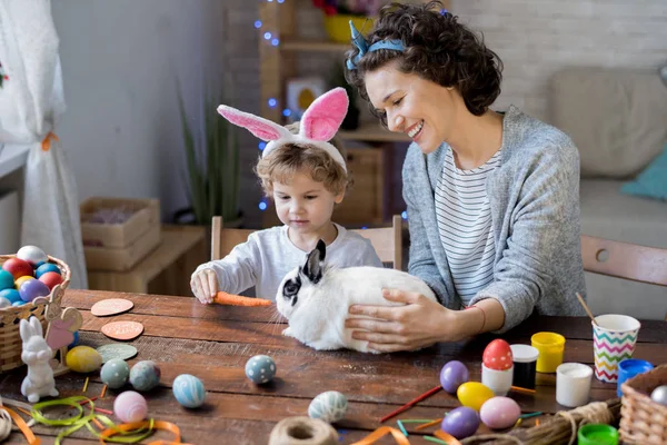 Porträt Einer Glücklichen Jungen Familie Die Hause Ostern Feiert Mutter — Stockfoto
