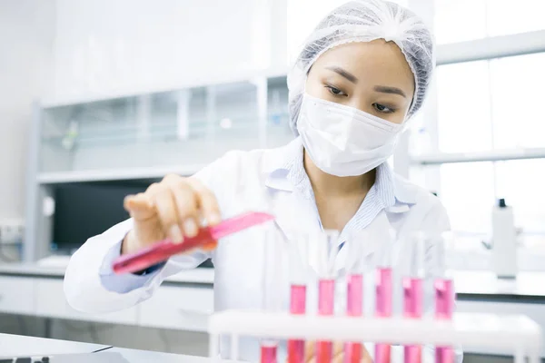 Retrato Una Científica Asiática Que Trabaja Investigación Líquidos Vasos Precipitados — Foto de Stock