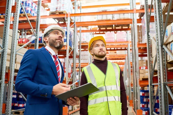 Midja Upp Porträtt Lagerchefen Holding Urklipp Talar Till Arbetare Bär — Stockfoto