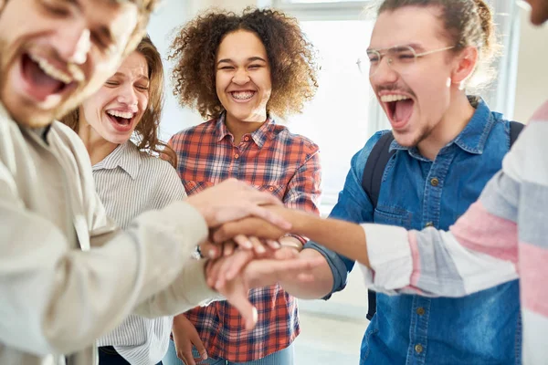 Estudiantes Universitarios Felices Aprobaron Examen Final — Foto de Stock