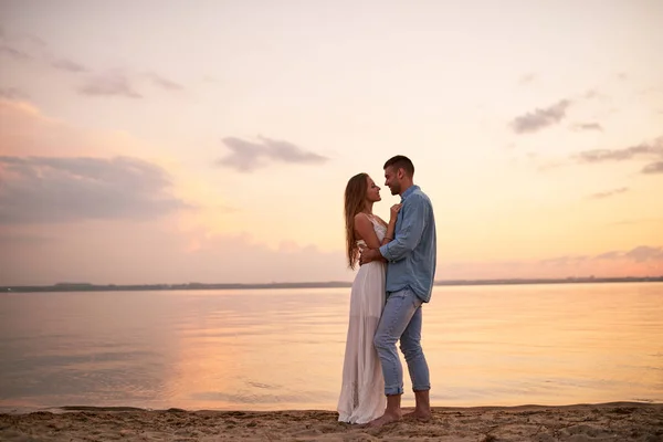Pozitivní Atraktivní Novomanželé Sebe Dívali Mazlení Stoje Pláži Moři Užívat — Stock fotografie