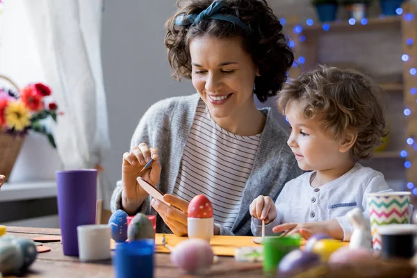 Retrato Familia Feliz Pintando Coloridos Huevos Pascua Haciendo Decoraciones Sentados —  Fotos de Stock