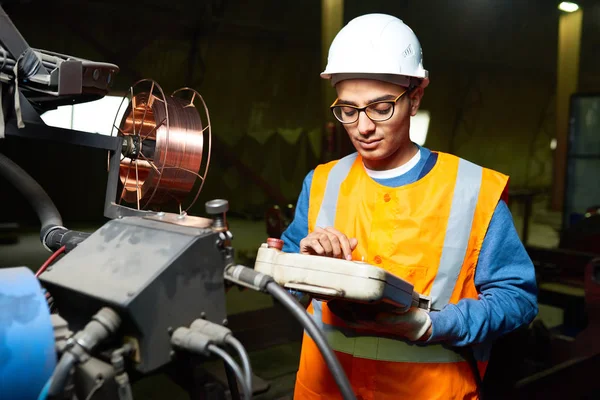 Retrato Del Joven Ingeniero Oriente Medio Que Usa Unidades Potencia — Foto de Stock