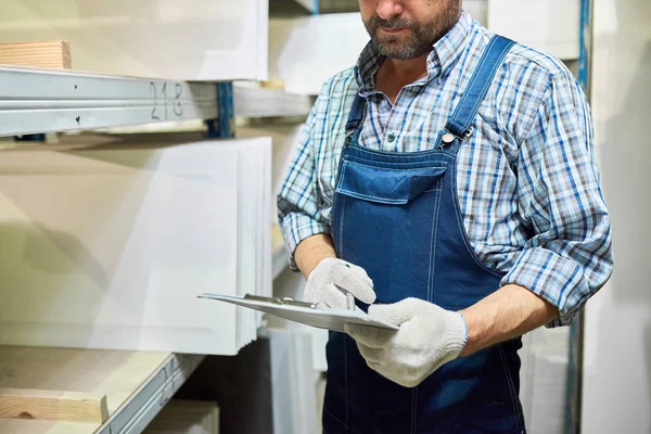 Middensectie Portret Van Magazijnbeheerder Holding Klembord Materiaallijst Permanent Berging Kopie — Stockfoto