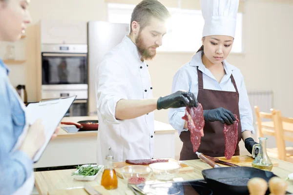 Equipo Chefs Profesionales Que Trabajan Cocina Moderna Del Restaurante Pie — Foto de Stock