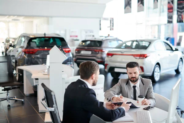 Bärtige Junge Männliche Kunden Unterzeichnen Einen Mietvertrag Während Sie Autohaus — Stockfoto