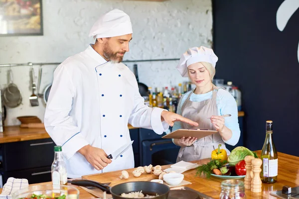 Chef Con Asistente Discutiendo Menú Juntos Cocina — Foto de Stock