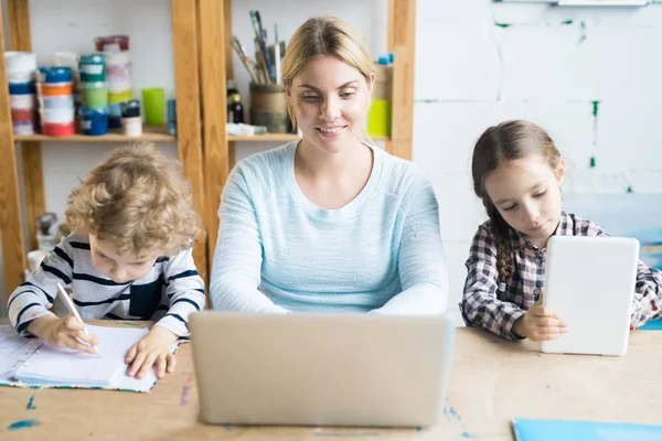 Jonge Vrouw Die Werkt Laptop Met Kinderen Aan Tafel Zit — Stockfoto