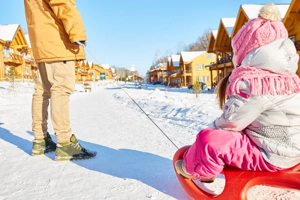 Onherkenbaar Man Slee Met Zijn Dochtertje Besneeuwde Weg Mooie Winterdag — Stockfoto