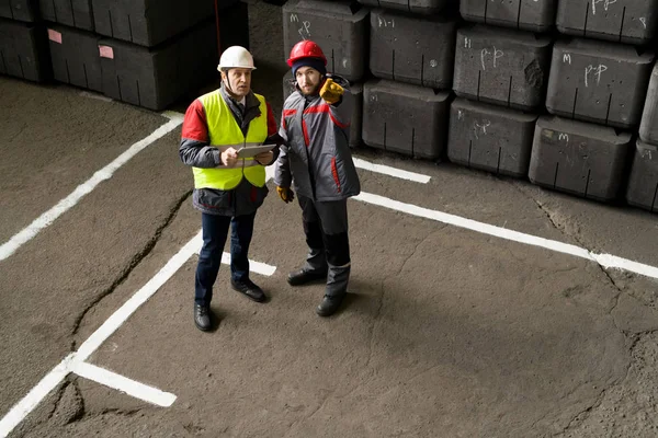 Retrato Alto Ângulo Engenheiro Industrial Maduro Usando Chapéu Duro Conversando — Fotografia de Stock