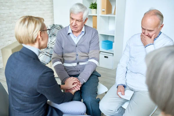 Terapeuta Attento Dando Consulenza Consolazione Pazienti Anziani Riunione Nel Centro — Foto Stock