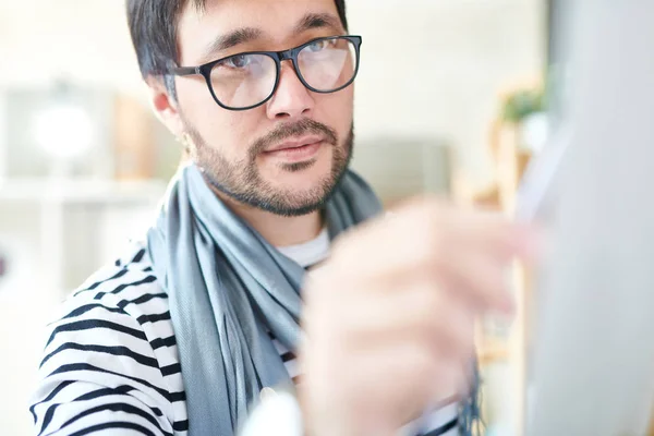 Primer Plano Del Hombre Inspirado Las Gafas Dibujo Bufanda Con — Foto de Stock