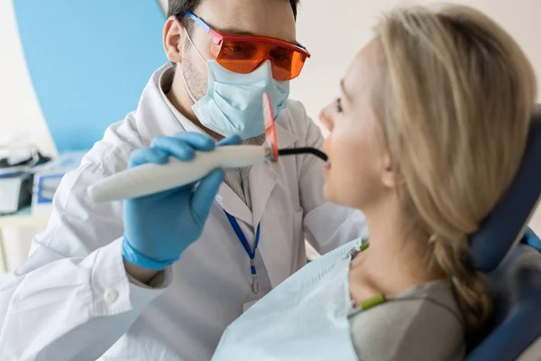 Homem Confiante Vidro Protetor Usando Ferramenta Que Faz Enchimento Dente — Fotografia de Stock