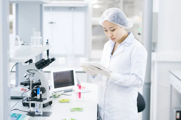 Retrato Científica Asiática Usando Tableta Digital Mientras Hace Investigación Laboratorio — Foto de Stock