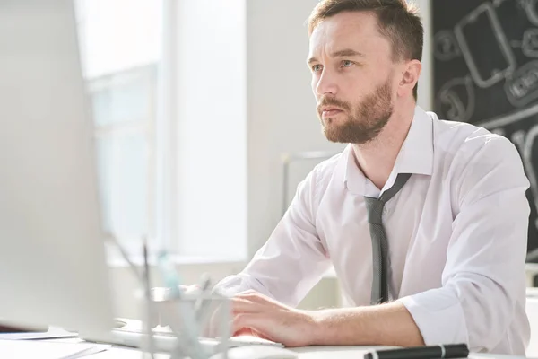 Retrato Homem Negócios Bonito Pensativo Sentado Mesa Escritório Usando Computador — Fotografia de Stock