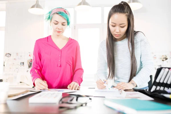 Frontansicht Porträt Zweier Zeitgenössischer Junger Frauen Die Skizzen Mit Aquarellen — Stockfoto