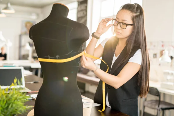 Талия Портрет Сфокусированной Азиатской Женщины Работающей Дизайне Одежды Измерения Швейной — стоковое фото