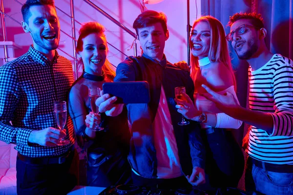 Grupo Jóvenes Sonrientes Tomando Selfie Mientras Disfruta Celebración Las Vacaciones — Foto de Stock
