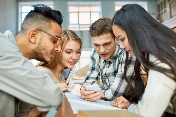 Birlikte Modern Koleji Konferans Salonunda Eğitim Smartphone Kullanarak Öğrencilerin Etnik — Stok fotoğraf