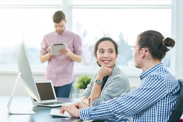 Ung Attraktiv Kaukasisk Kvinna Sitter Vid Office Bord Lyssnar Manliga — Stockfoto