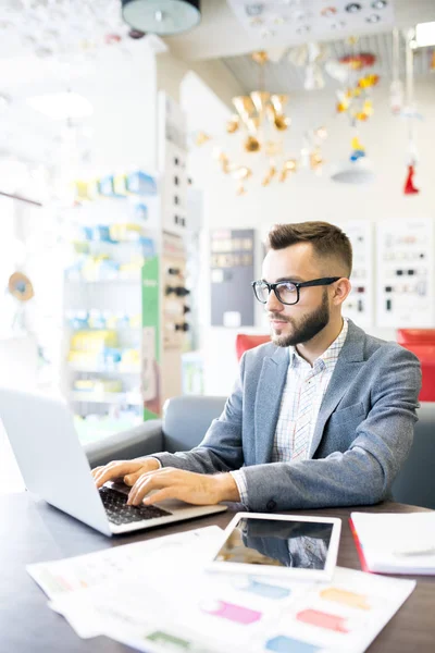 Retrato Del Gerente Negocios Guapo Usando Ordenador Portátil Mientras Trabaja —  Fotos de Stock