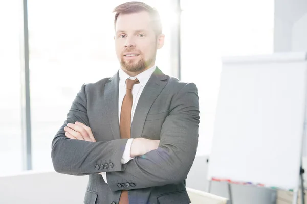 Retrato Cintura Hacia Arriba Del Exitoso Joven Empresario Posando Con — Foto de Stock