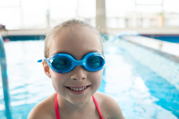 Chica Bonita Alegre Activa Gafas Natación Sonriendo Cámara Moderna Piscina —  Fotos de Stock