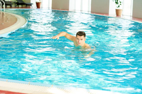 Porträt Eines Gutaussehenden Jungen Mannes Der Hallenbad Eines Fitnessclubs Schwimmt — Stockfoto