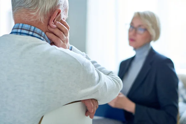 Widok Smutny Starszy Człowiek Rozmowy Terapeutą Kobiece Podczas Konsultacji Miejsce — Zdjęcie stockowe