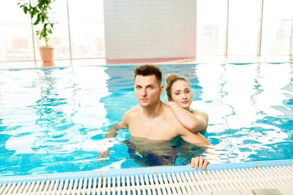 Porträt Eines Modernen Jungen Paares Schwimmbad Mit Blick Auf Die — Stockfoto