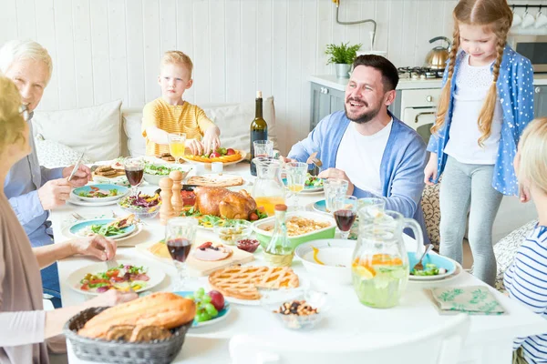 Porträt Einer Glücklichen Familie Beim Gemeinsamen Abendessen Runden Festtisch Mit — Stockfoto