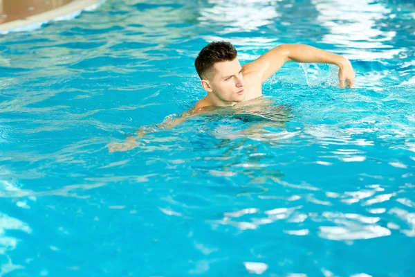 Portret Van Knappe Jongeman Zwemmen Zwembad Bij Healthclub Kopie Ruimte — Stockfoto