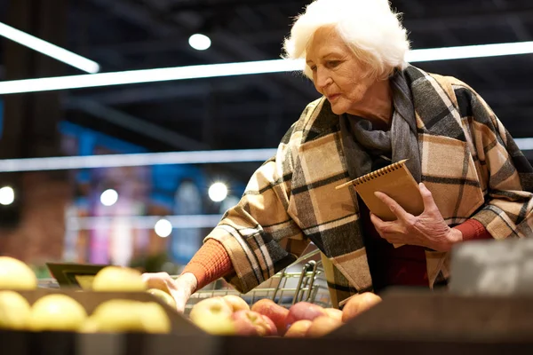 Retrato Elegante Tienda Comestibles Mujer Senior Supermercado Eligiendo Manzanas Pasillo — Foto de Stock