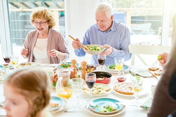 Retrato Família Feliz Desfrutando Jantar Juntos Sentado Volta Mesa Festiva — Fotografia de Stock