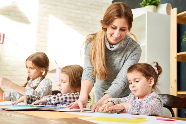 Proces Werken Bij Kunststudio Weinig Leerlingen Zit Houten Bureau Verpakt — Stockfoto