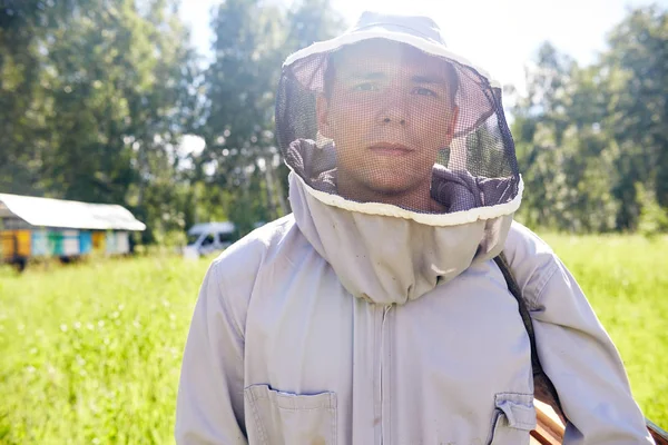 Retrato Del Apicultor Máscara Protectora Posando Mirando Cámara Con Confianza — Foto de Stock