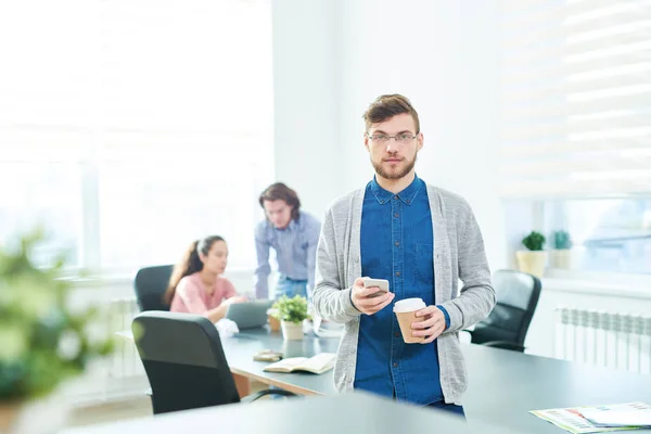 Retrato Tranquila Confianza Exitosa Joven Diseñador Masculino Con Barba Usando — Foto de Stock