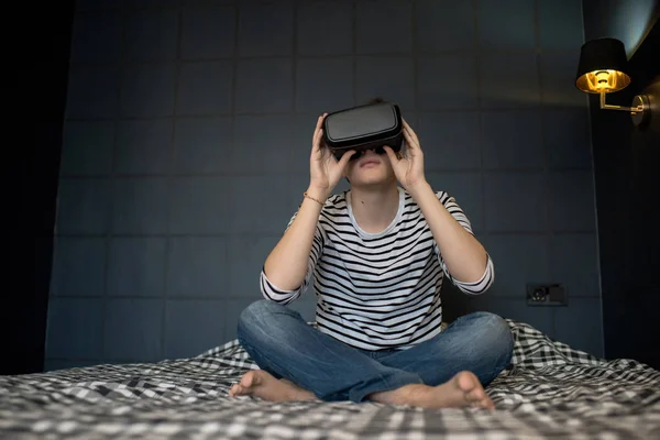 Jonge Man Met Behulp Van Virtual Reality Bril Zittend Bed — Stockfoto