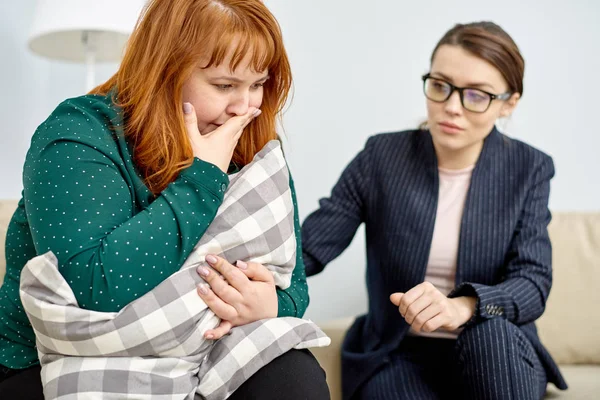 Psiquiatra Altamente Profesional Con Traje Elegante Reconfortante Llorando Paciente Obeso — Foto de Stock