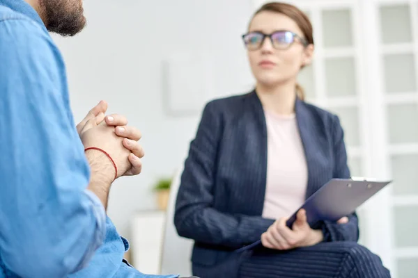 Giovane Psichiatra Altamente Professionale Con Appunti Mano Seduto Cerchio Mentre — Foto Stock