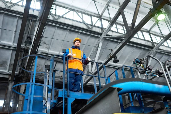 Vista Basso Angolo Bel Giovane Lavoratore Che Indossa Casco Uniforme — Foto Stock