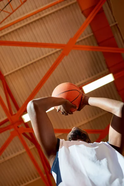 Desde Abajo Tiro Hombre Afroamericano Saltando Lanzando Pelota Baloncesto Mientras — Foto de Stock