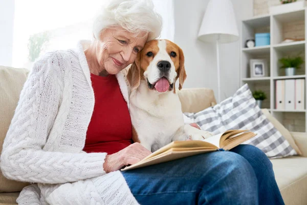 Mujer Anciana Atractiva Sonriente Positiva Ropa Casual Sentada Sofá Leyendo — Foto de Stock