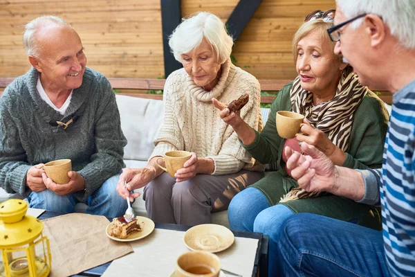 Grupo Ancianos Modernos Disfrutando Del Tiempo Juntos Tomando Cafetería Aire — Foto de Stock