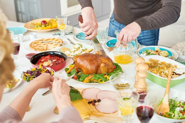 Porträt Eines Nicht Wiederzuerkennenden Mannes Der Während Einer Festlichen Familienfeier — Stockfoto