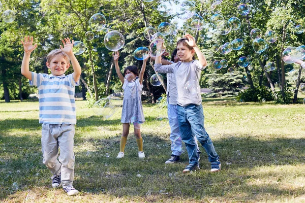 Bedårande Små Barn Att Fånga Såpbubblor Medan Utgifterna Varm Sommardag — Stockfoto