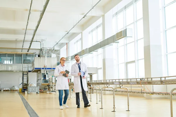 Zwei Hochprofessionelle Technologen Weißen Mänteln Die Durch Die Produktionsabteilung Der — Stockfoto