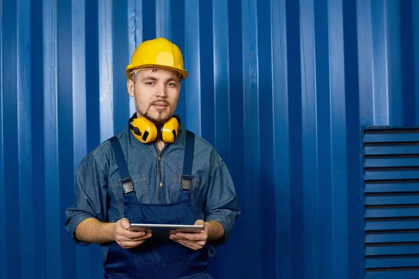 Midja Upp Porträtt Ung Man Bär Hardhat Poserar Mot Blå — Stockfoto